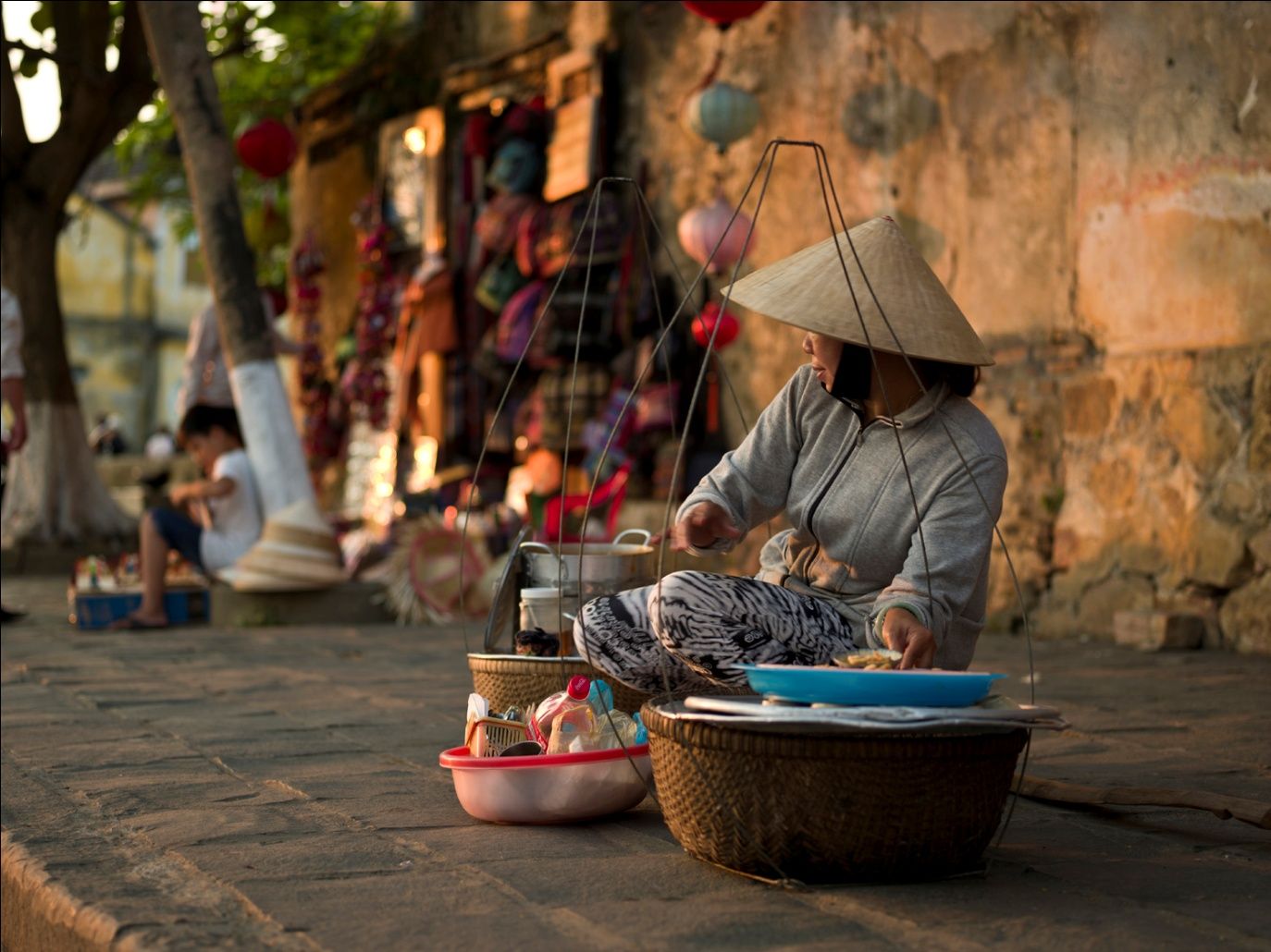 ngam-ha-noi-binh-yen-qua-nhung-buc-anh-ve-ganh-hang-rong1 nguyenvanhau.net